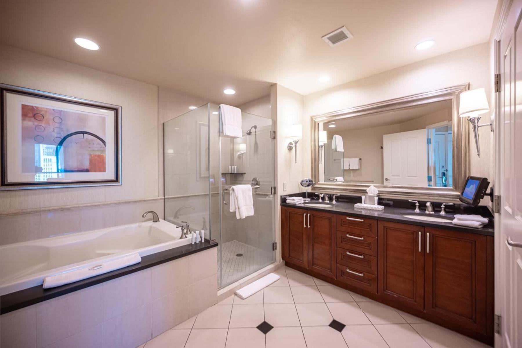No Fee Strip View Balcony+ Free Valet+ Pool *