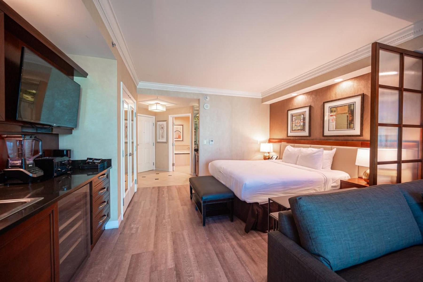 No Fee Strip View Balcony+ Free Valet+ Pool * Las Vegas